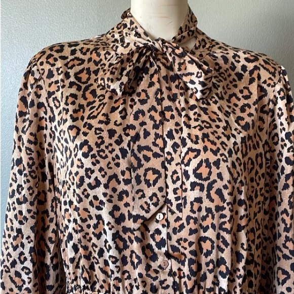 On - 34th pleated ,long sleeves dress , size Large - Picture 6 of 11